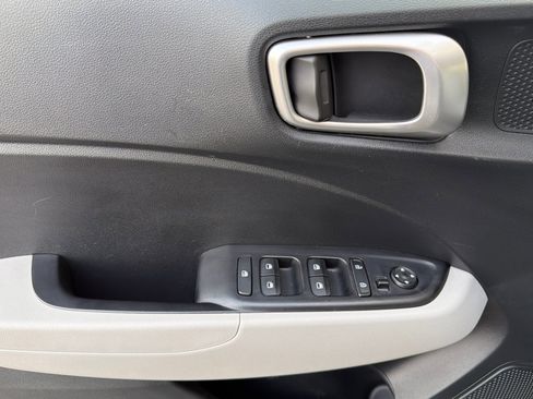 Used 2025 Hyundai Venue SEL image 11