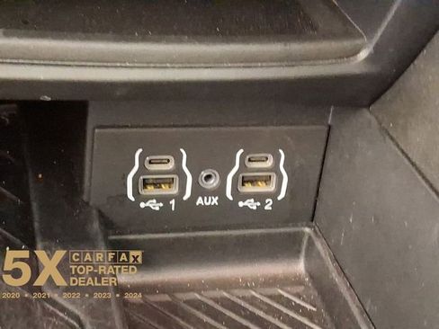 Used 2025 Chrysler Pacifica Limited image 29