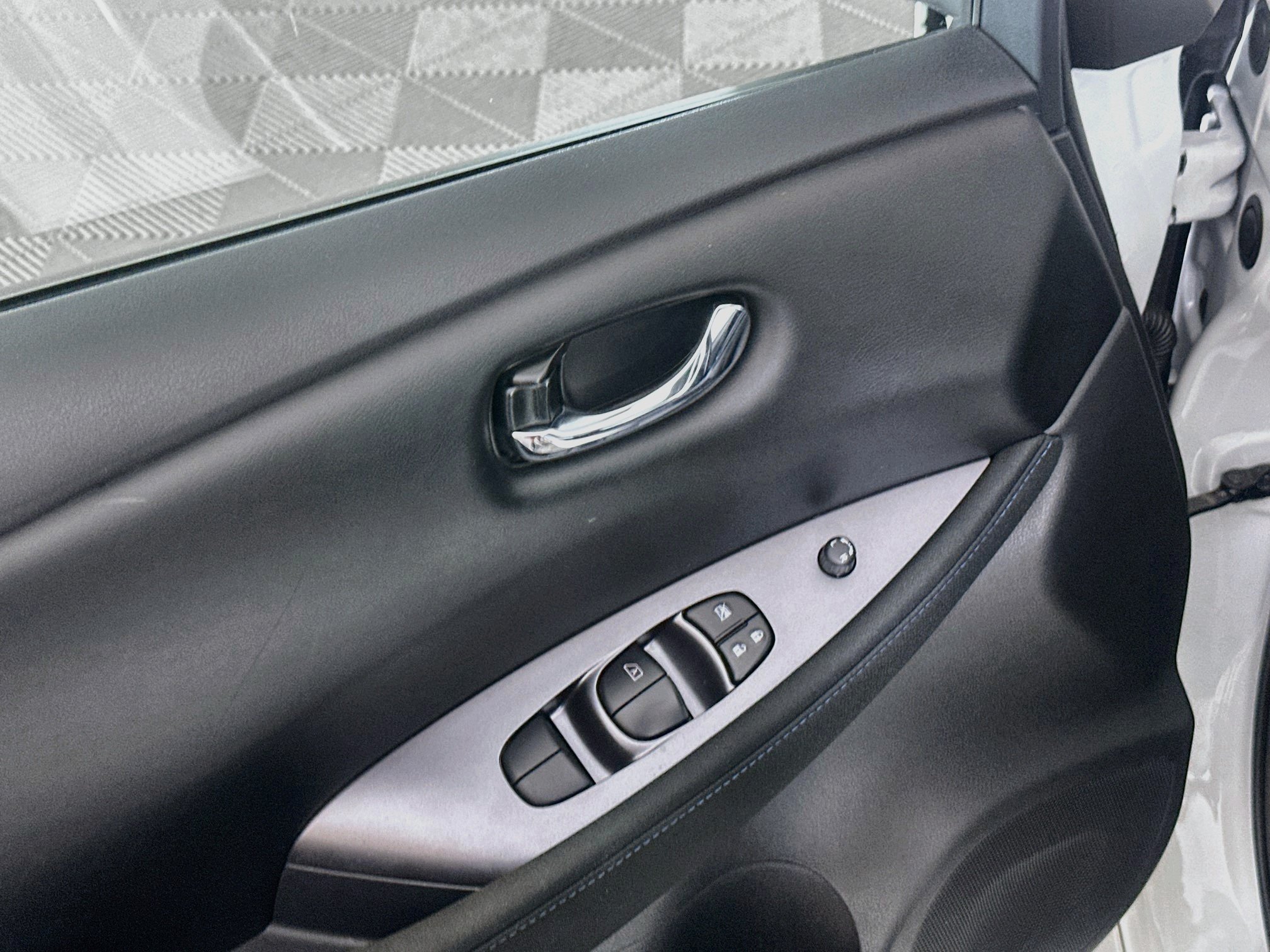 Used 2025 Nissan Leaf S FWD image 15