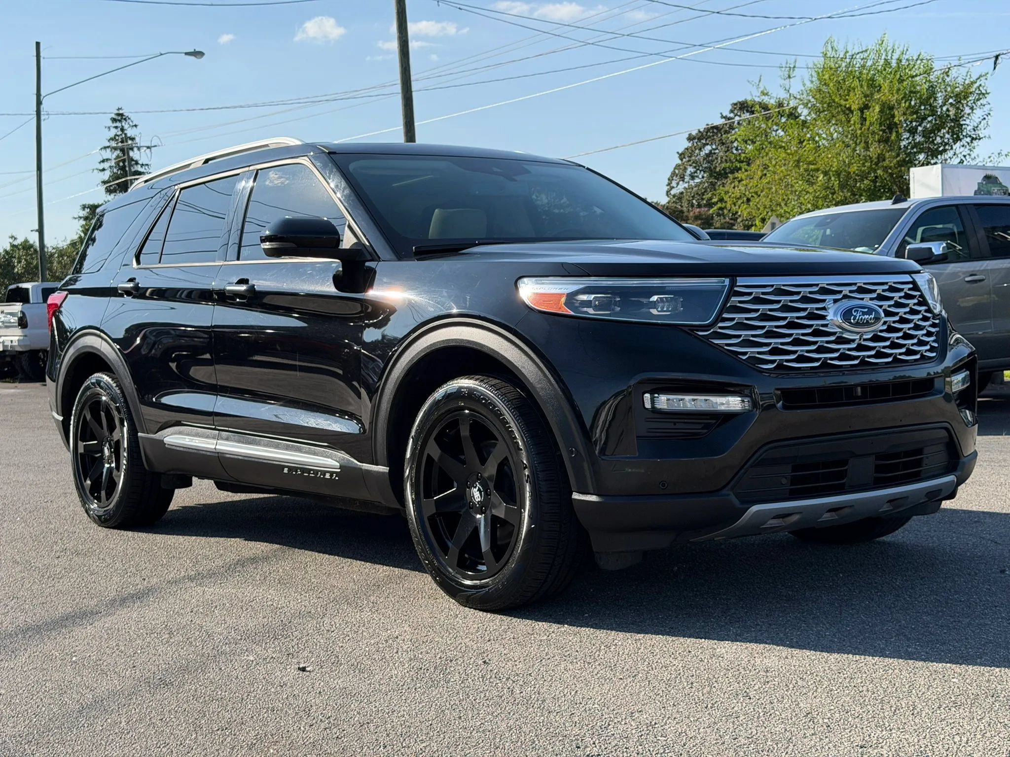Used 2021 Ford Explorer Platinum w/ Equipment Group 601A AWD/4WD image 3