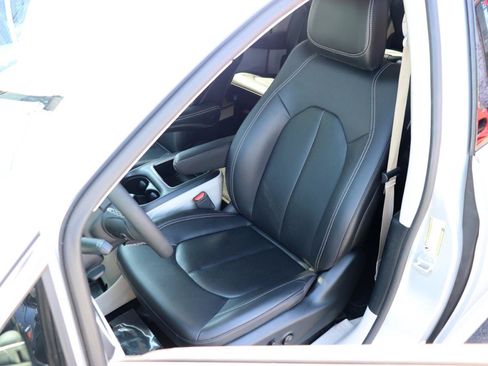 Used 2024 Chrysler Pacifica Touring-L FWD image 11