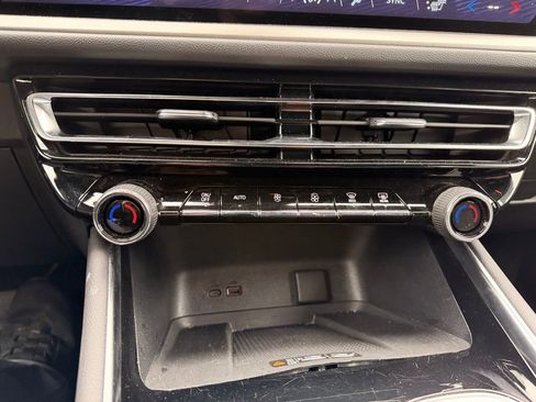 Used 2024 Chevrolet Traverse LT image 18