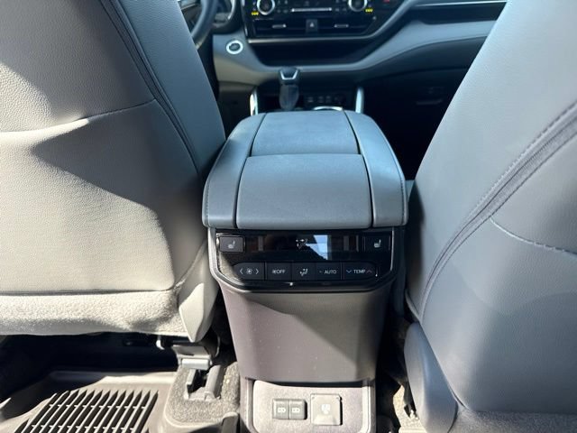 Used 2026 Toyota Highlander Platinum AWD/4WD image 23