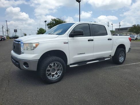 Used 2013 Toyota Tundra 4x4 CrewMax image 2