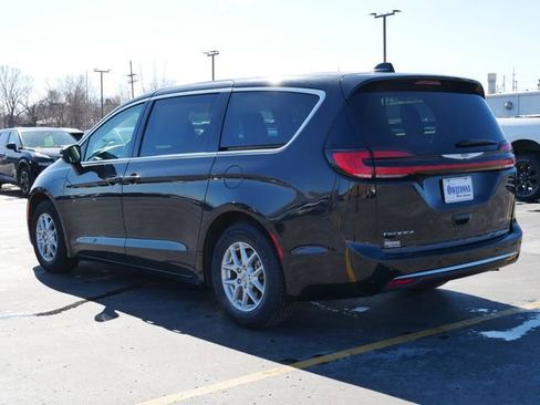Used 2023 Chrysler Pacifica Touring-L image 3