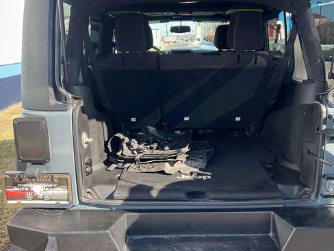 Used 2015 Jeep Wrangler Unlimited Rubicon w/ Connectivity Group AWD/4WD image 14