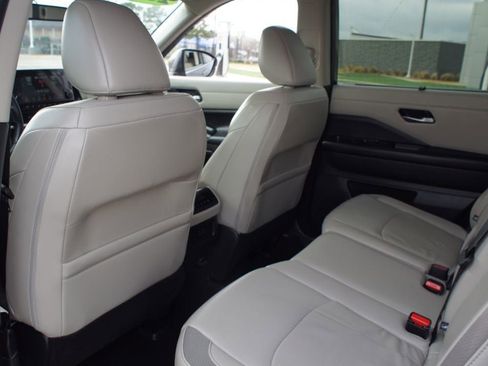 Used 2024 Nissan Pathfinder SL image 14