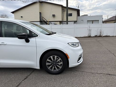 Used 2024 Chrysler Pacifica Limited FWD image 2