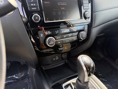Used 2019 Nissan Rogue SV AWD/4WD image 12