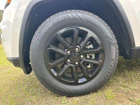 Used 2021 Jeep Grand Cherokee Laredo image 4