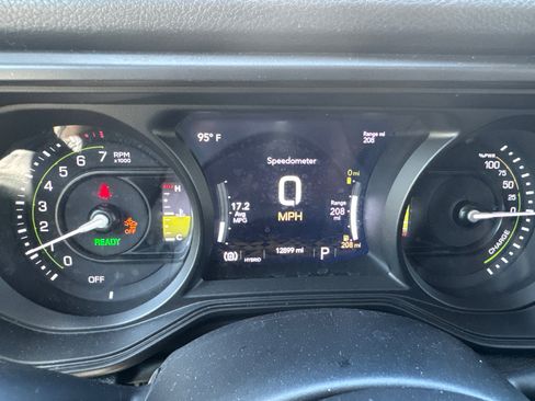 Used 2025 Jeep Wrangler Willys AWD/4WD image 32