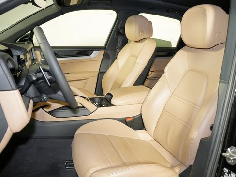 Certified 2024 Porsche Cayenne w/ Premium Package AWD/4WD image 5