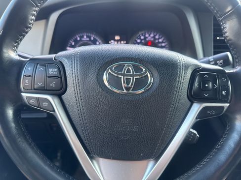 Used 2017 Toyota Sienna Limited Premium image 8
