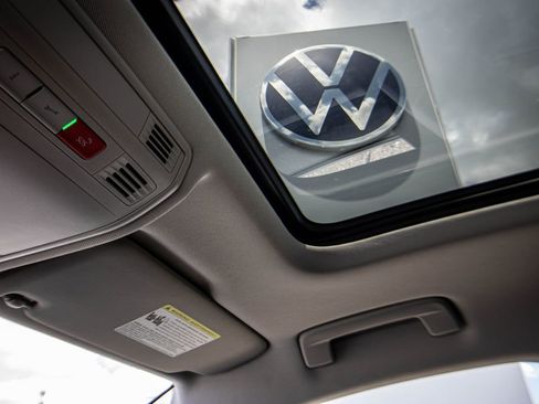 Used 2023 Volkswagen Taos SE w/ Panoramic Sunroof Package FWD image 46