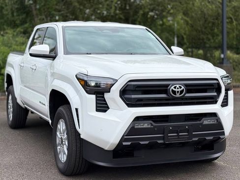 Certified 2025 Toyota Tacoma SR5 AWD/4WD image 7