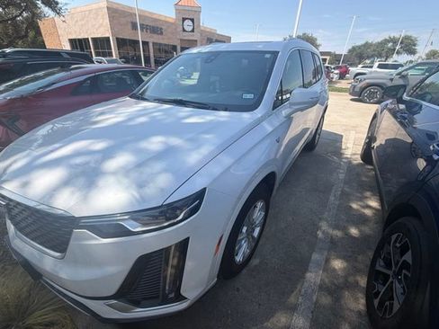Used 2021 Cadillac XT6 Luxury FWD image 2