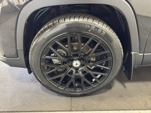 Used 2019 Jeep Cherokee Latitude Plus w/ Comfort/Convenience Group AWD/4WD image 10