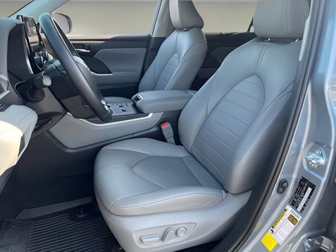 Certified 2024 Toyota Highlander XLE FWD image 13