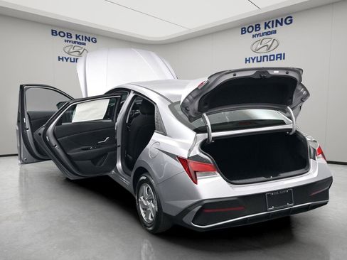 New 2026 Hyundai Elantra SE FWD image 23