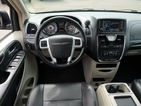 Used 2016 Chrysler Town & Country Touring w/ Driver Convenience Group FWD image 22