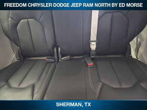 Used 2024 Chrysler Pacifica Touring-L image 21