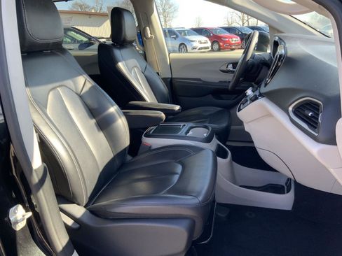 Used 2023 Chrysler Pacifica Touring-L image 60