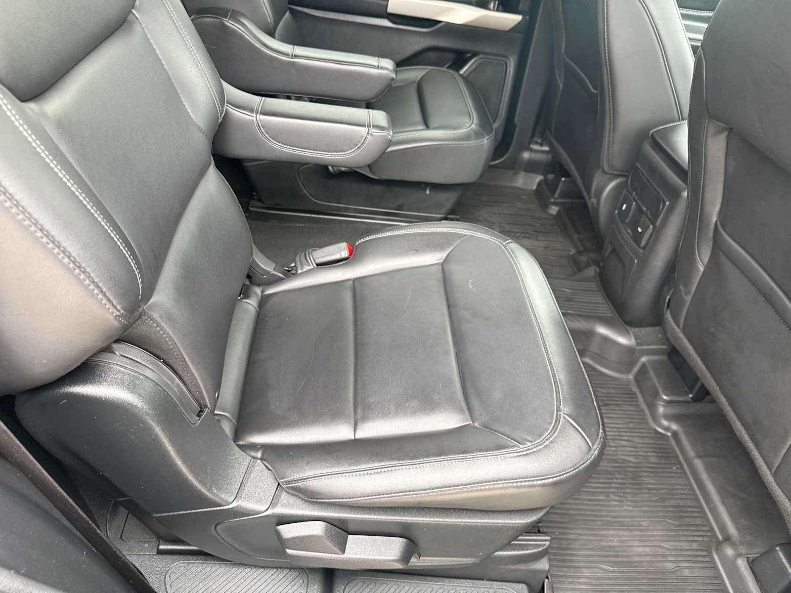 Used 2023 Ford Explorer XLT w/ Equipment Group 202A AWD/4WD image 19
