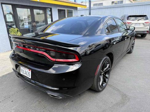 Used 2018 Dodge Charger SXT w/ Blacktop Package image 4