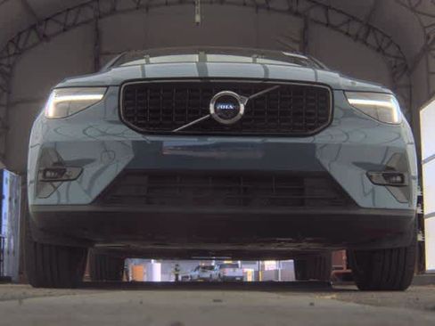 Used 2025 Volvo XC40 B5 Plus AWD/4WD image 2