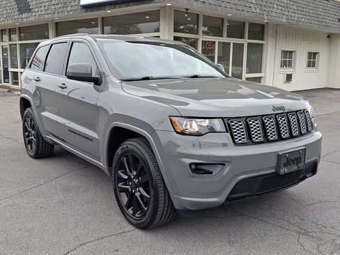 Used 2020 Jeep Grand Cherokee Altitude AWD/4WD image 3