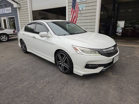 Used 2016 Honda Accord Touring image 2