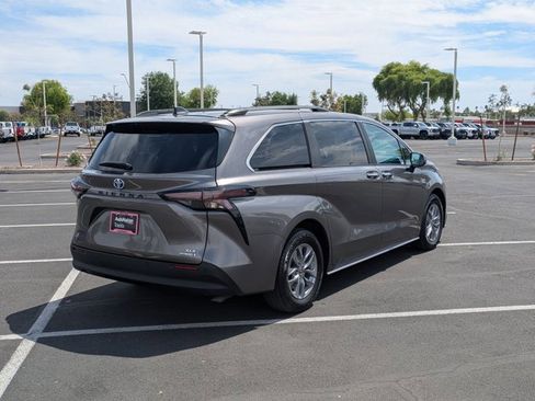 Used 2024 Toyota Sienna XLE image 5