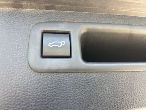 Used 2021 Toyota Highlander XLE FWD image 7