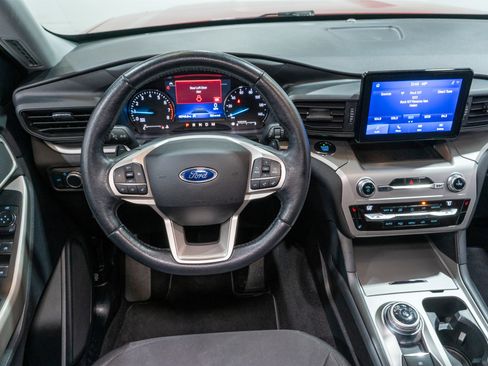 Used 2020 Ford Explorer XLT w/ Comfort Package image 11