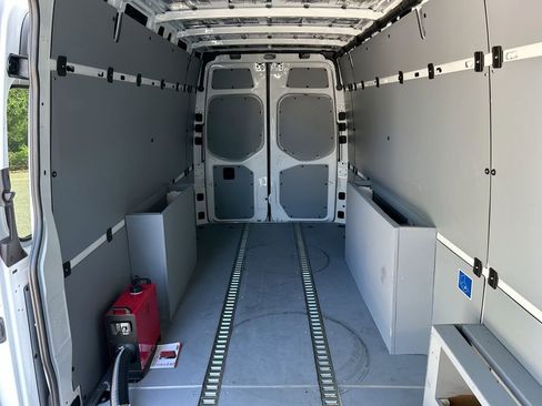 Used 2024 Mercedes-Benz Sprinter 2500 image 34