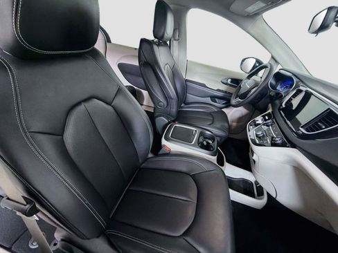 Used 2024 Chrysler Pacifica Touring-L FWD image 32