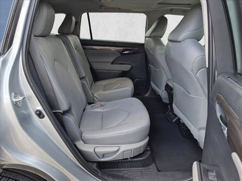 Used 2022 Toyota Highlander Limited FWD image 20