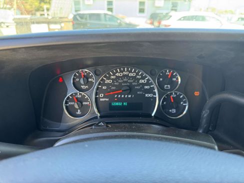 Used 2017 Chevrolet Express 2500 RWD image 22