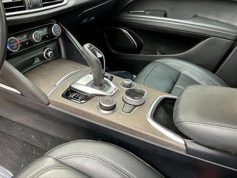 Used 2023 Alfa Romeo Stelvio Ti AWD/4WD image 17