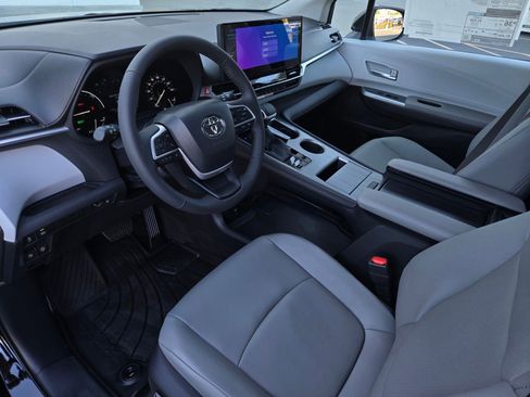 Certified 2026 Toyota Sienna XLE FWD image 8