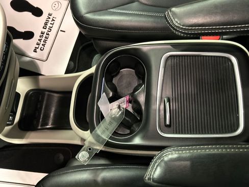 Used 2024 Chrysler Pacifica Touring-L image 21