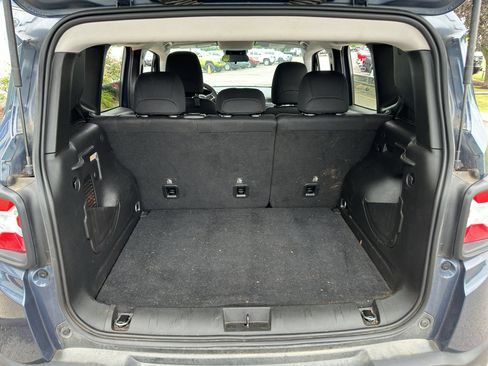 Used 2023 Jeep Renegade Latitude AWD/4WD image 11