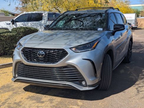 Used 2021 Toyota Highlander XSE image 2