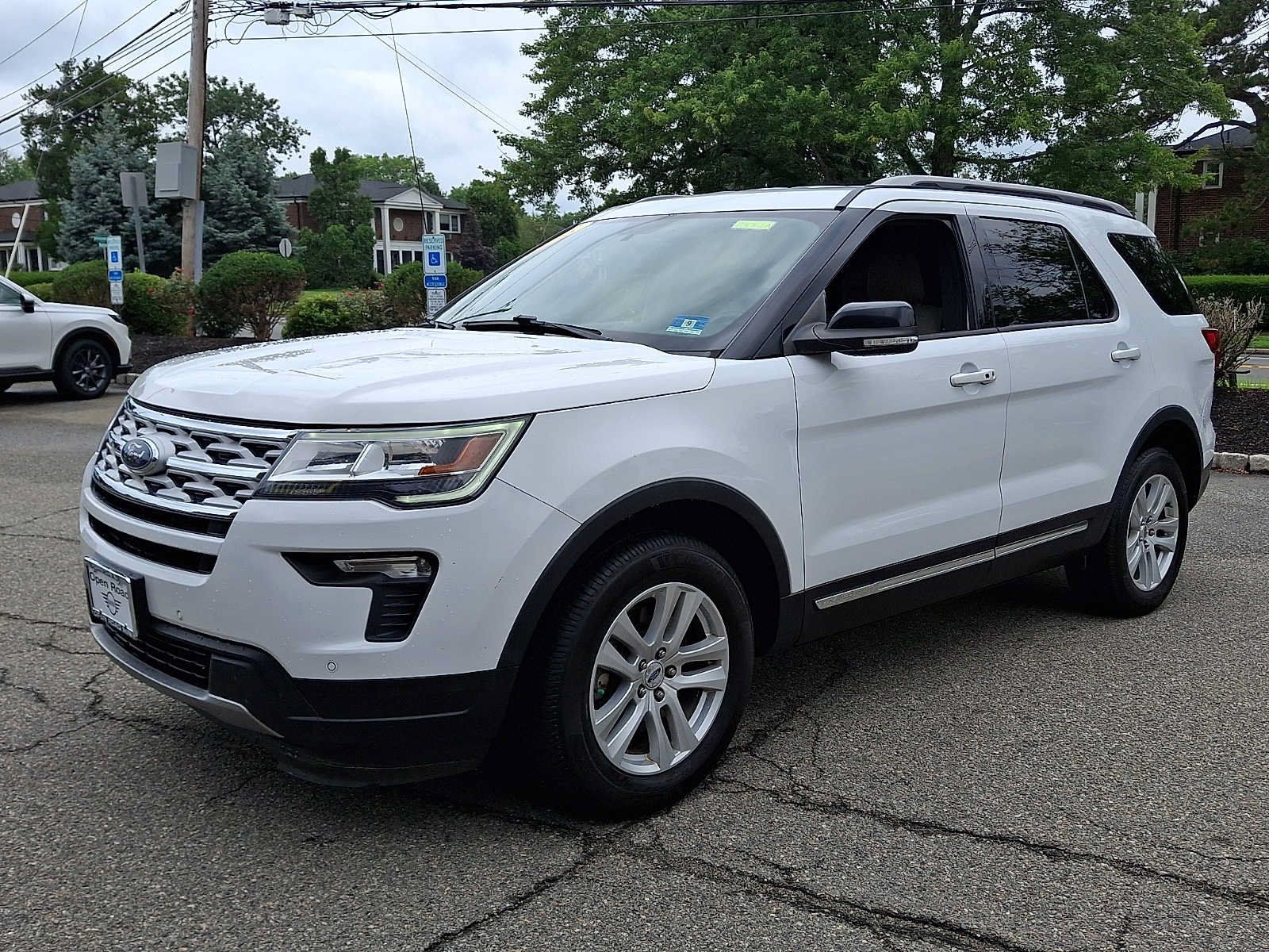 Used 2018 Ford Explorer XLT w/ Equipment Group 202A AWD/4WD image 3