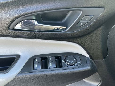 Used 2020 Chevrolet Equinox LS w/ LS Convenience Package image 22