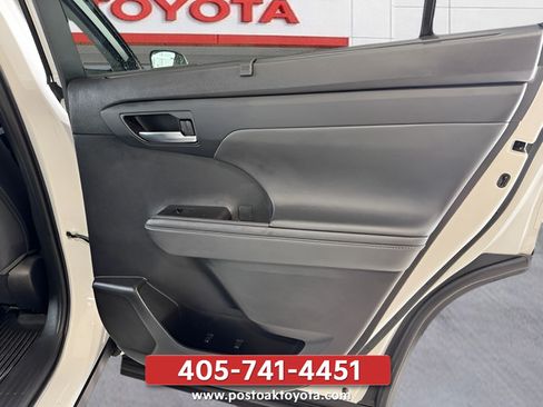 Used 2022 Toyota Highlander XLE AWD/4WD image 15