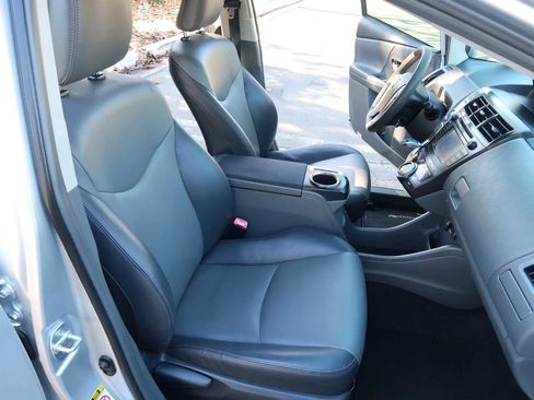 Used 2012 Toyota Prius V Five w/ Preferred Accessory Pkg FWD image 9