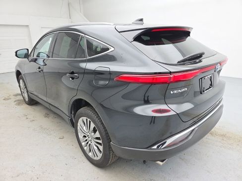 Used 2024 Toyota Venza XLE image 9