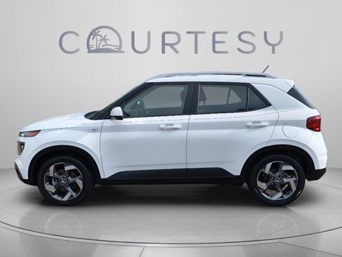 Used 2023 Hyundai Venue SEL FWD image 2