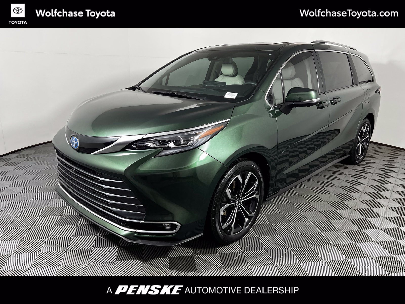 Certified 2025 Toyota Sienna Platinum FWD image 1